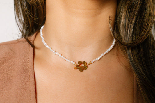 Flower & pearls choker